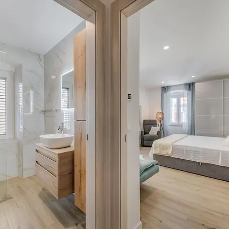 New Luxury In The Center Of Omis