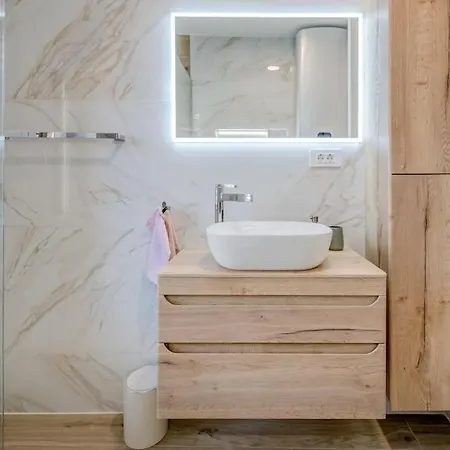 New Luxury In The Center Of Apartment *