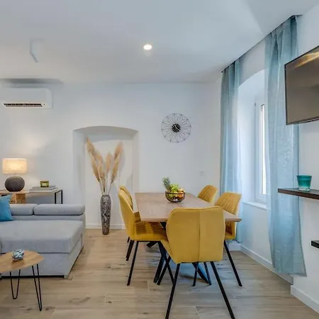 New Luxury In The Center Of Apartment Omis