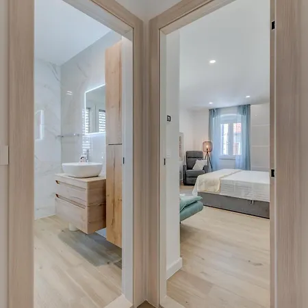 New Luxury In The Center Of Apartment