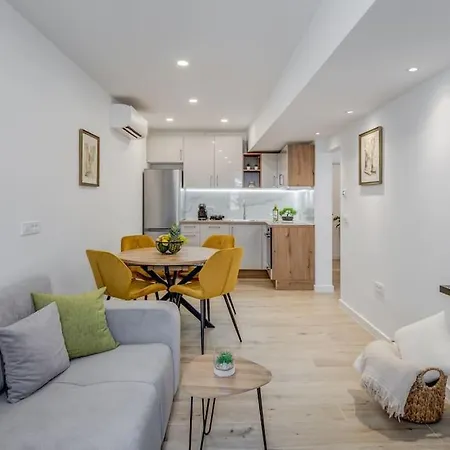 New Luxury In The Center Of Apartment