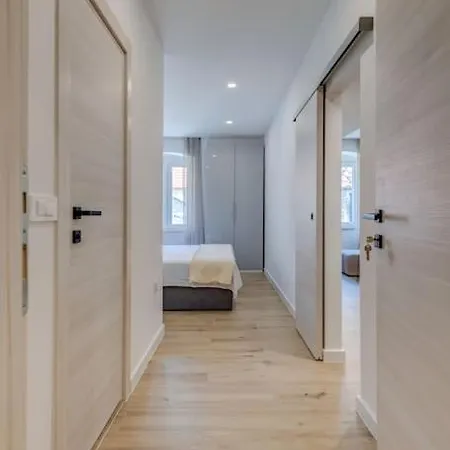 New Luxury In The Center Of Apartment Omis